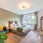 Raw-Flat Meier - Modern - Stylisch - Balkon - Netflix