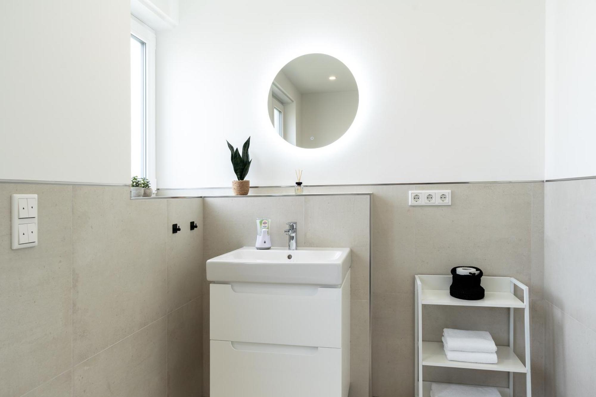 Raw-flat Meier - Modern - Stylisch - Balkon - Netflix Apartment *