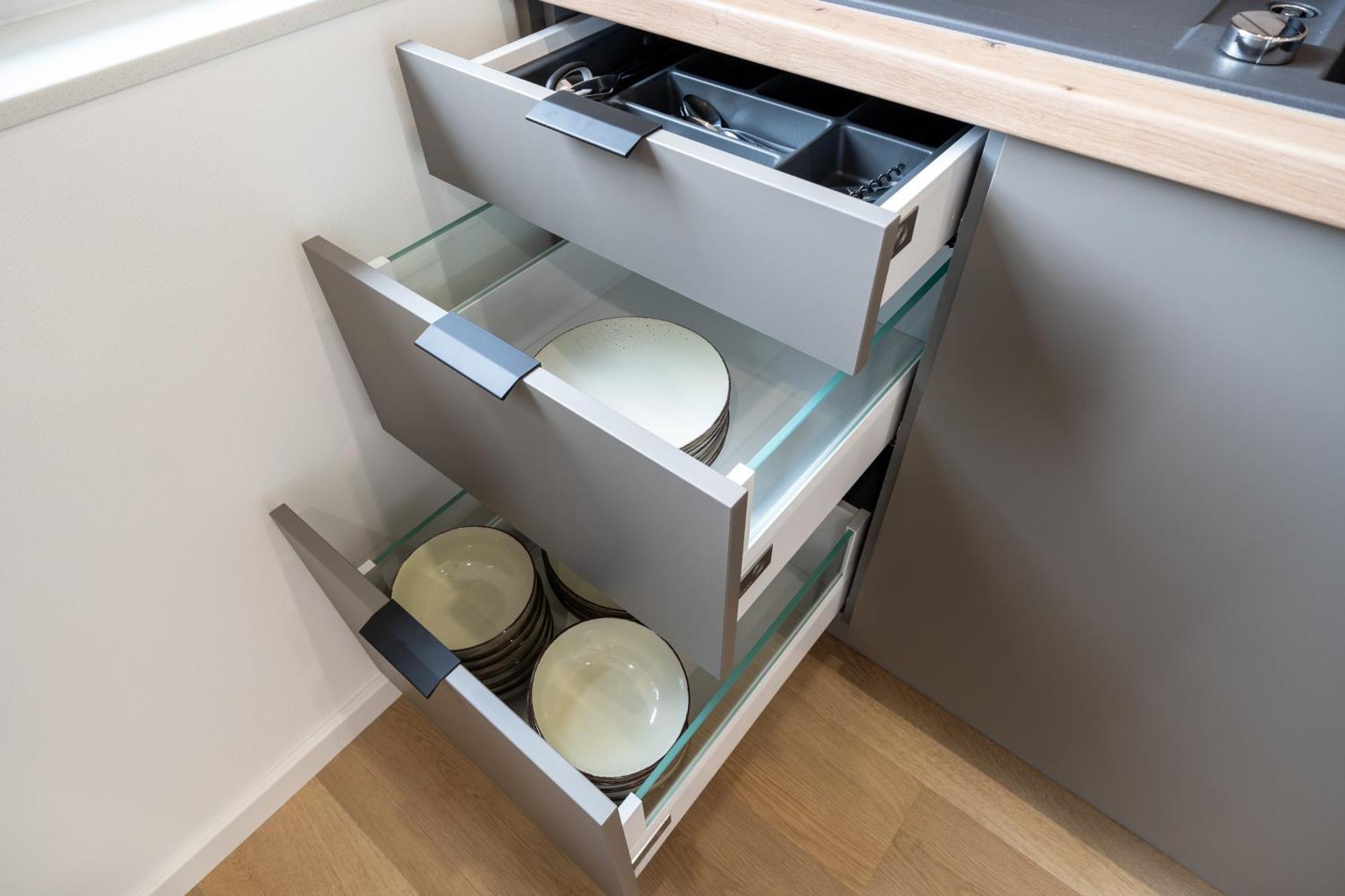 Raw-flat Meier - Modern - Stylisch - Balkon - Netflix